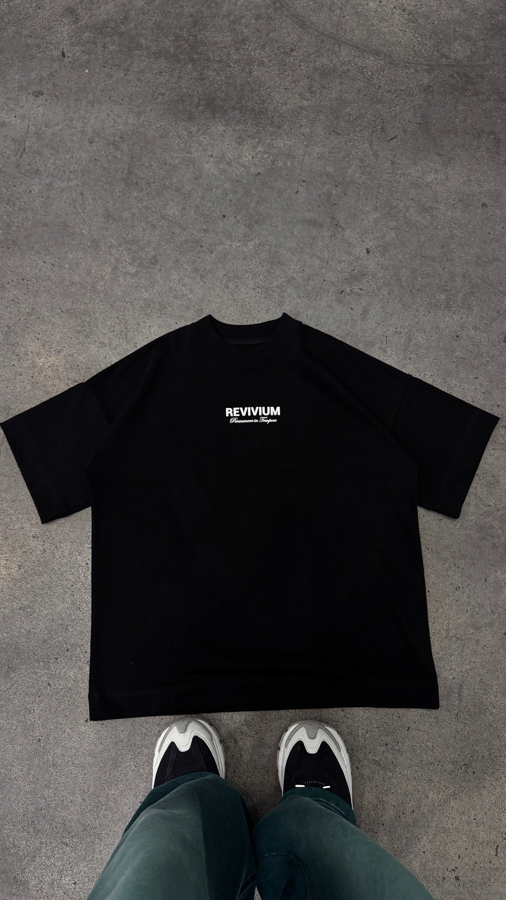 Camiseta Boxy Fit Revivium Project - Negra