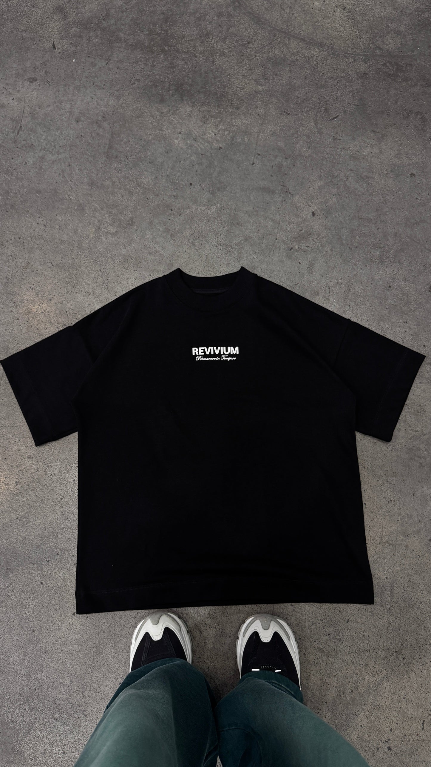 Camiseta Boxy Fit Revivium Project - Negra