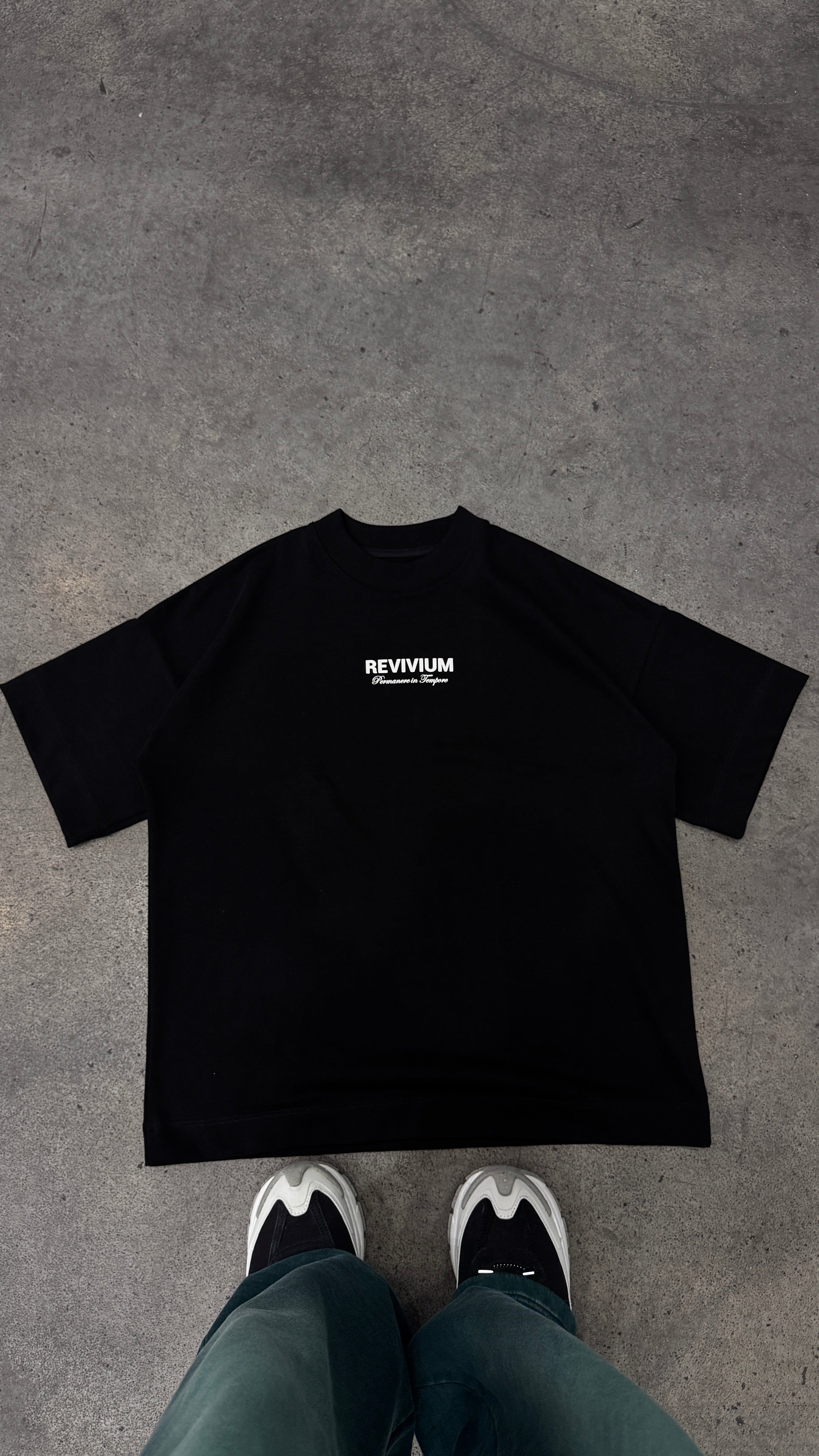 Camiseta Boxy Fit Revivium Project - Negra