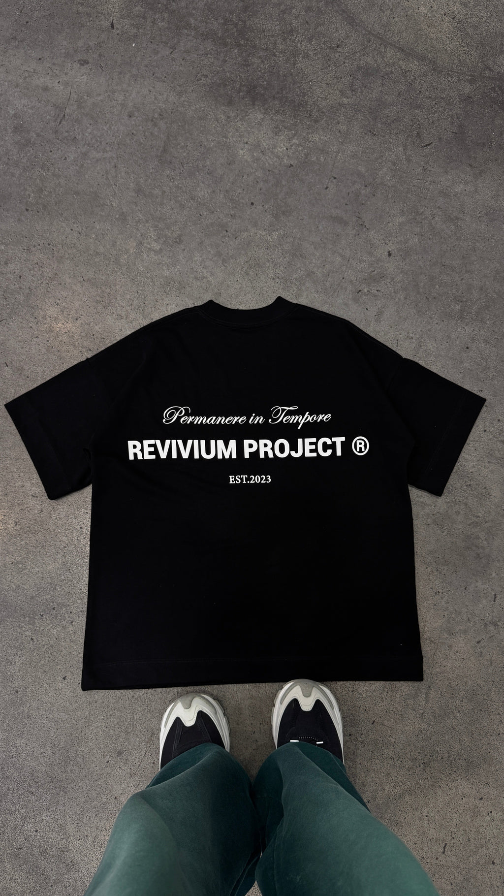 Camiseta Boxy Fit Revivium Project - Negra